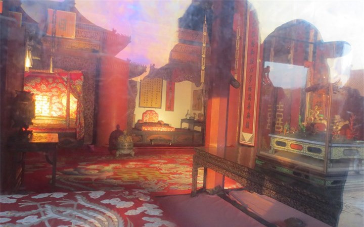 Gian động phòng không chỉ trải thảm mà còn thiết kế nhiều tấm bình phong, đại hỷ long...