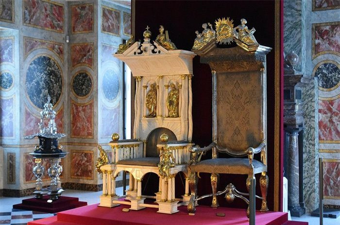 Thực tế, trong quá khứ, chiếc răng của kỳ lân biển cũng được xếp vào hạng quý hiếm. Theo Earthsky, đây là món hàng được người Viking đem từ Bắc Cực tới châu Âu, Địa Trung Hải và Viễn Đông thời Trung Cổ. Chỉ có những người rất giàu mới đủ tài chính để sở hữu chúng. Thậm chí, ngai vàng của vua Đan Mạch những năm 1600 cũng được trang trí bằng răng kỳ lân biển. Ảnh: Wikimedia.