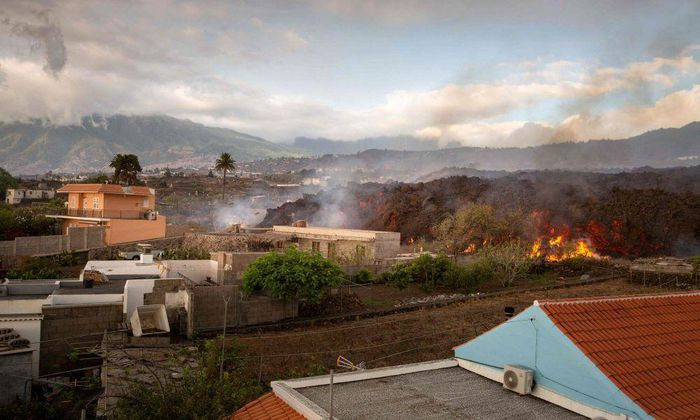 Cho đến nay, chưa có trường hợp tử vong nào được báo cáo, nhưng rất khó để biết khi nào cuộc sống trên đảo La Palma mới hồi phục như xưa. Ngoài việc đất đai tại các đồn điền không thể hồi phục, đến khi dòng dung nham đổ ra biển sẽ tạo nên các vụ nổ và đám mây khí độc. Núi lửa phun trào cũng tạo ra 8.000-10.500 tấn sulfur dioxide, gây tổn hại nghiêm trọng tới phổi nếu hít phải. Ảnh: Abc.