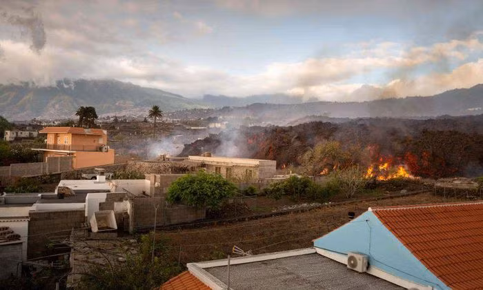 Cho đến nay, chưa có trường hợp tử vong nào được báo cáo, nhưng rất khó để biết khi nào cuộc sống trên đảo La Palma mới hồi phục như xưa. Ngoài việc đất đai tại các đồn điền không thể hồi phục, đến khi dòng dung nham đổ ra biển sẽ tạo nên các vụ nổ và đám mây khí độc. Núi lửa phun trào cũng tạo ra 8.000-10.500 tấn sulfur dioxide, gây tổn hại nghiêm trọng tới phổi nếu hít phải. Ảnh: Abc.