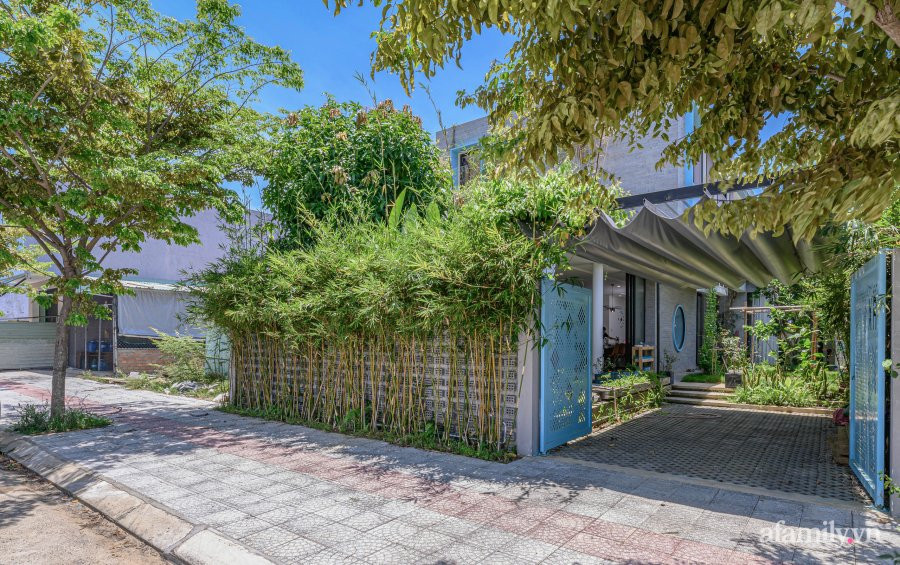  Nhà có nhiều cây xanh. Cây cối mang lại sinh khí và tài lộc cho ngôi nhà. Một căn nhà có nhiều cây xanh vừa tạo sự mát mẻ, thông thoáng mà còn giúp cân bằng âm dương. Cây xanh tốt cho sức khỏe con người, giúp đón vượng khí vào nhà, mang lại sức khỏe dồi dào, giúp gia chủ làm ăn phát đạt.