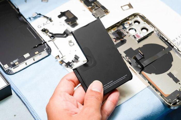 Viên pin hình chữ L của iPhone 13 Pro Max có dung lượng 4373mAh lớn hơn so với viên pin trên iPhone 12 Pro Max là 3687mAh được tháo rời hoàn toàn khỏi máy