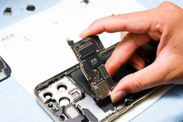 Main máy có kích thước và bố cục tương đồng với iPhone 12 Pro Max, con chip A15 xuất hiện rõ.