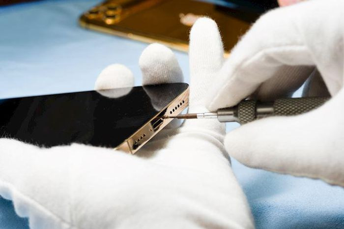 Tại Việt Nam, series iPhone 13 có thể sẽ cập bến vào tháng 10 tới đây. iPhone 13 không có quá nhiều thay đổi về mặt thiết kế, tuy nhiên những cải tiến về màn hình, chip, dung lượng pin và camera vẫn được nhiều người chú ý. Mới đây, đơn vị chế tác G'ACE đã tiến hành "mổ bụng" chiếc iPhone 13 để người dùng có cái nhìn cận cảnh bên trong chiếc máy đắt đỏ này. Ảnh: Các kỹ thuật viên chuyên nghiệp sẽ dùng dụng cụ chuyên dụng để tách màn hình chiếc iPhone 13 Pro Max này ra