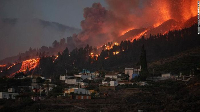 Dòng dung nham tràn xuống thị trấn El Paso gần đó trên đảo La Palma khiến hàng trăm ngôi nhà bị phá hủy. (Ảnh: AFP/Getty Images)
