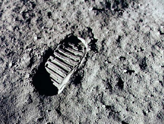 Phi hành gia Neil Armstrong là người đầu tiên đặt chân lên Mặt Trăng vào ngày 20/7/1969. Trong ảnh: Dấu giày đầu tiên của con người trên bề mặt Mặt Trăng.