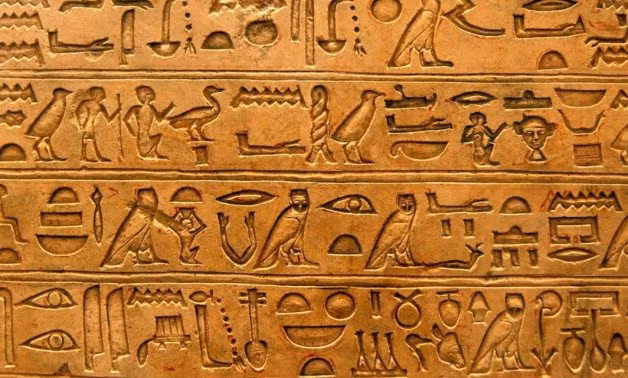 Hệ thống chữ viết của người Ai Cập cổ đại được gọi là chữ tượng hình. Mỗi biểu tượng đại diện cho một âm, một từ hoặc một hành động. Người dân cho rằng chữ viết là món quà của thần Thoth, vị thần trí tuệ. Chỉ các tu sĩ và thư lại mới được học cách sử dụng loại ngôn ngữ này. Giấy viết chưa xuất hiện trong thời kỳ này, người Ai Cập cổ đại sẽ viết lên đất sét, đá, đồ gốm hoặc lấy papyrus, một loại sậy được ép phẳng để viết chữ lên. Ảnh: Egypt Today.