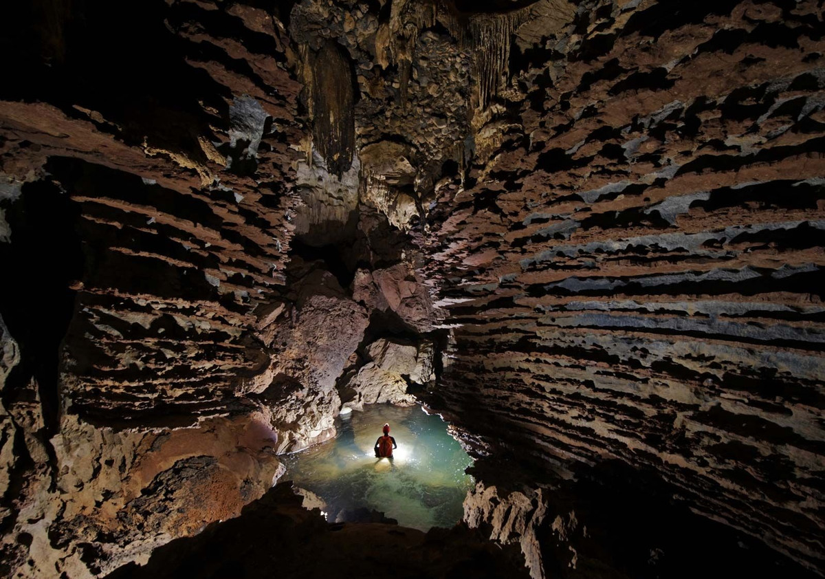 Vách nhũ đá khổng lồ cao khoảng 70 m nhô ra ở độ sâu hơn 6 km dưới lòng hang Sơn Đoòng được đặt tên là “Great Wall of Viet Nam.” Bức vách được mệnh danh là Bức tường Việt Nam hay còn gọi là “Vạn lý trường thành” của Việt Nam. Ảnh: Hang Sơn Đoòng là hang động đầu tiên được 3 tổ chức kỷ lục thế giới cùng xác lập kỷ lục. (Nguồn: Carsten Peter).