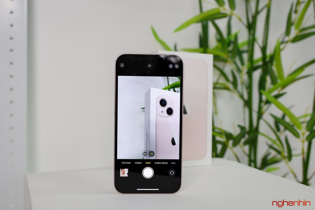 Máy cũng được bổ sung chế độ Cinematic mới với khả năng thay đổi tiêu điểm của hình ảnh dựa trên độ sâu khung hình một cách thông minh từ chủ thể này sang chủ thể khác. Chip A15 Bionic mới nhất hứa hẹn hiệu năng mạnh mẽ hàng đầu hiện nay. Nhưng iPhone 13 sẽ chỉ có GPU 4 nhân cho hiệu suất tăng lên 30% so với GPU 5 nhân trên dòng máy Pro.