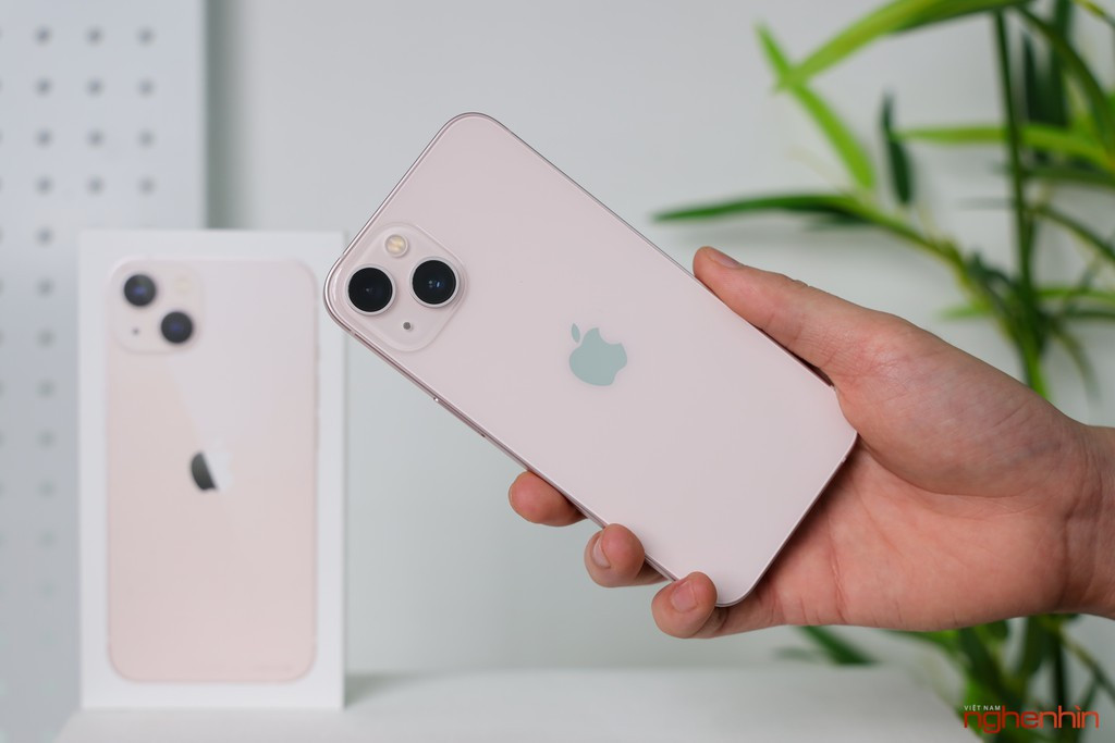 iPhone 13 vẫn có màn hình 6,1 inch lớn hơn và nặng hơn một chút so với iPhone 13 mini có màn hình 5,4 inch. Mặt trước là tai thỏ nhỏ hơn 20% nhưng sâu hơn 1mm. Để đạt được kích thước tai thỏ nhỏ hơn, Apple đã phải di chuyển camera phía trước sang phía bên trái còn cảm biến hồng ngoại sang phía bên phải.