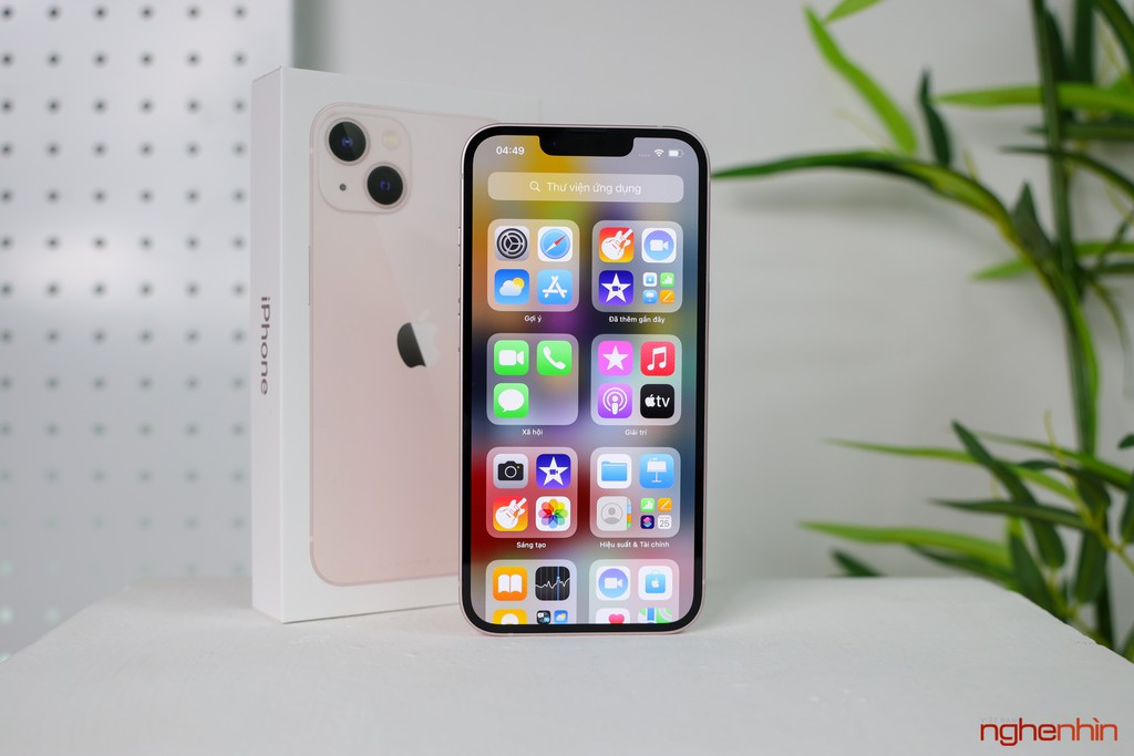 Ngoài ra, loa đàm thoại đã được di chuyển lên phía trên cùng viền màn hình. iPhone 13 có màn hình OLED 6,1 inch (2.532 x 1.170 pixel, 460ppi). Màn hình này hỗ trợ HDR, gam màu rộng P3, tỷ lệ tương phản 2.000.000:1, độ sáng tối đa thông thường 800 nit, độ sáng tối đa ở chế độ HDR lên tới 1200 nit và bảo vệ bởi kính Ceramic Shield. Nhưng sẽ không có màn hình ProMotion 120Hz xịn như 2 người đàn anh bản Pro. Cảm giác cầm nắm cũng không hề khác biệt so với iPhone 12, tương đối nhẹ mặc dù khối lượng thực tế tăng thêm một chút.