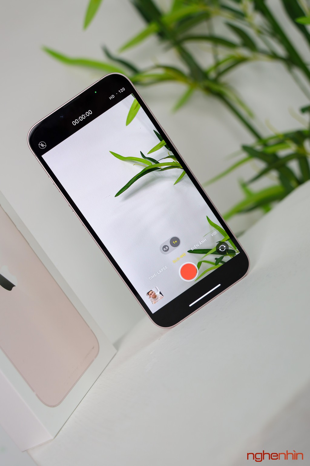 iPhone 13 sử dụng một hệ thống camera với camera kép 12MP có ống kính góc siêu rộng, hỗ trợ công nghệ Sensor Shift, một tính năng ổn định trước đây chỉ có trên iPhone 12 Pro Max.