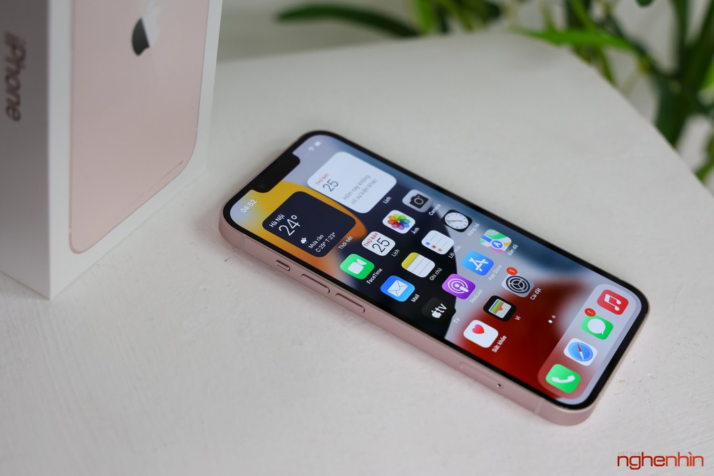 Đây là một trong những chiếc iPhone 13 đầu tiên về Việt Nam vì vậy mức giá vào khoảng gần 30 triệu đồng, mức giá này có thể thay đổi theo ngày đến khi có hàng chính hãng tại Việt Nam.