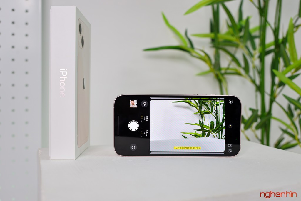 iPhone 13 trang bị viên pin 3.240 mAh, tăng 15% so với model năm ngoái. Để nhường chỗ cho viên pin, bộ phận phản hồi rung (Taptic Engine) đã phải nhỏ hơn so với iPhone 12. Apple công bố tuổi thọ pin của iPhone 13 dài hơn 2,5 giờ so với iPhone 12.