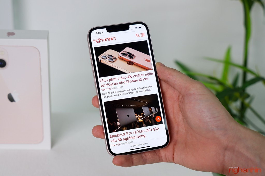 Mặc dù kế thừa ngôn ngữ thiết kế của dòng sản phẩm thế hệ trước nhưng iPhone 13 và iPhone 13 mini có cụm camera đặt chéo nhìn là biết iPhone mới, điểm rất ăn tiền của bộ đôi này khi mà cụm camera đặt dọc đã có từ thời iPhone 11. Đặc biệt là chiếc máy màu Hồng được trên tay đang nhận được nhiều ý kiến tích cực, nhìn sang chảnh hơn so với màu Xanh mint có phần trẻ trung trên iPhone 12. Nó sẽ làm các bạn nhớ tới màu vàng hồng trên iPhone 8 hay iPhone 8 Plus nhưng thiên về màu Hồng nên có phần nữ tính hơn.