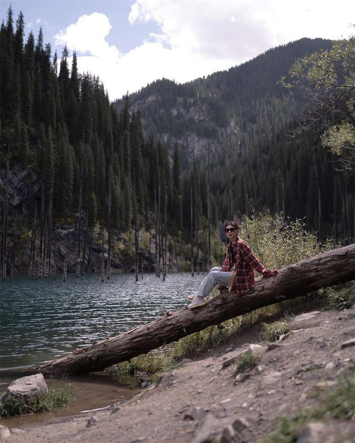 Thời điểm lý tưởng để tới hồ Kaindy là vào cuối xuân cho tới đầu mùa thu. Đó là lúc hệ động thực vật quanh hồ phát triển. Đặc biệt vào mùa thu, rừng cây ven hồ chuyển màu lá tạo nên khung cảnh tuyệt đẹp. Ảnh:Kaelahempel, yulia.ch.