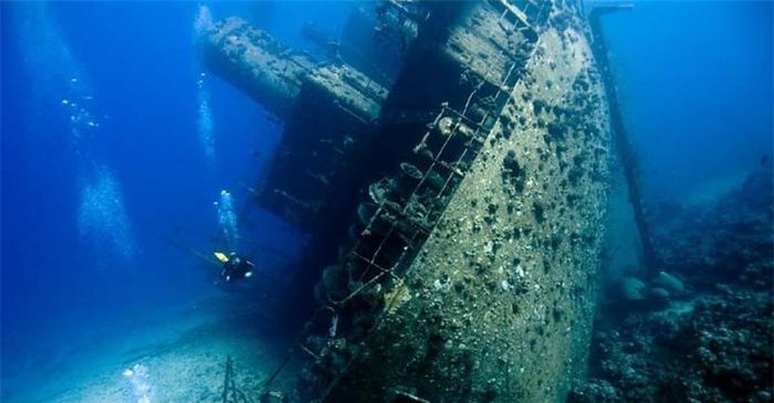 9. Tàu chiến 356, biển Caribe. Được tìm thấy tại Đảo Cayman Brac, Tàu chiến 356 là một trong số ít tàu của Liên Xô bị đánh chìm ở Tây bán cầu. Tàu chiến này được chuẩn bị để phục vụ khi Liên Xô sụp đổ. Con tàu sau 10 năm không sử dụng nên đã bị đắm như một xác tàu vào năm 1996.