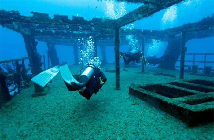 2. USS Scuffle, Mexico. USS Scuffle là một tàu chuyên quét mìn được chế tạo trong Chiến tranh thế giới thứ hai cho Hải quân Hoa Kỳ. Năm 1962, con tàu được bán cho Hải quân Mexico nhưng đã bị đánh chìm trên một rạn san hô nhân tạo. Hiện nay, con tàu đắm này đang là một điểm tham quan lặn nổi tiếng cho bất kỳ ai khi đến thăm Mexico.