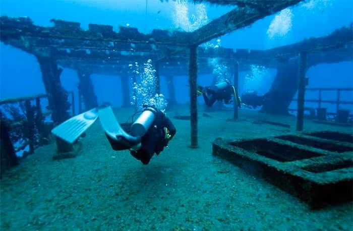 2. USS Scuffle, Mexico. USS Scuffle là một tàu chuyên quét mìn được chế tạo trong Chiến tranh thế giới thứ hai cho Hải quân Hoa Kỳ. Năm 1962, con tàu được bán cho Hải quân Mexico nhưng đã bị đánh chìm trên một rạn san hô nhân tạo. Hiện nay, con tàu đắm này đang là một điểm tham quan lặn nổi tiếng cho bất kỳ ai khi đến thăm Mexico.