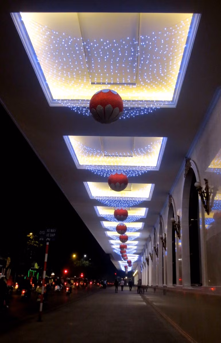 Dọc hành lang phía bên ngoài TTTM, đèn và những quả cầu tuyết giăng mắc khắp nơi.