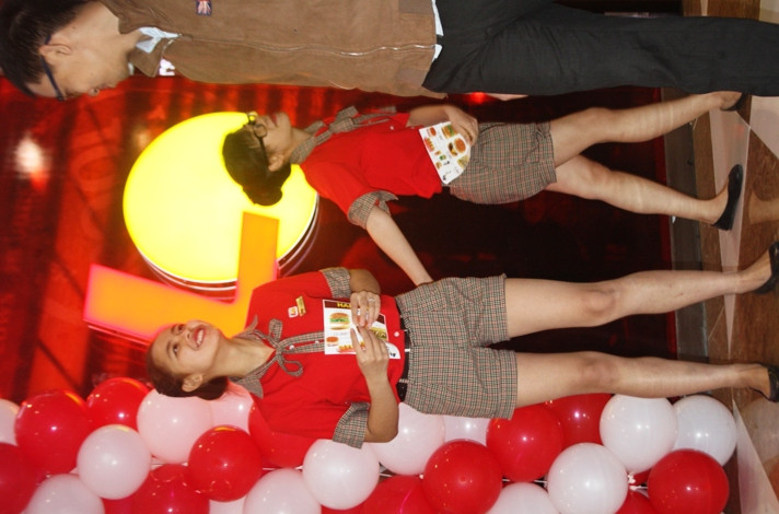 Nhiều người lầm tưởng nữ tiếp viên của VietjetAir đi "tiếp thị" đồ ăn nhanh Lotteria. Ảnh: N.Đan.