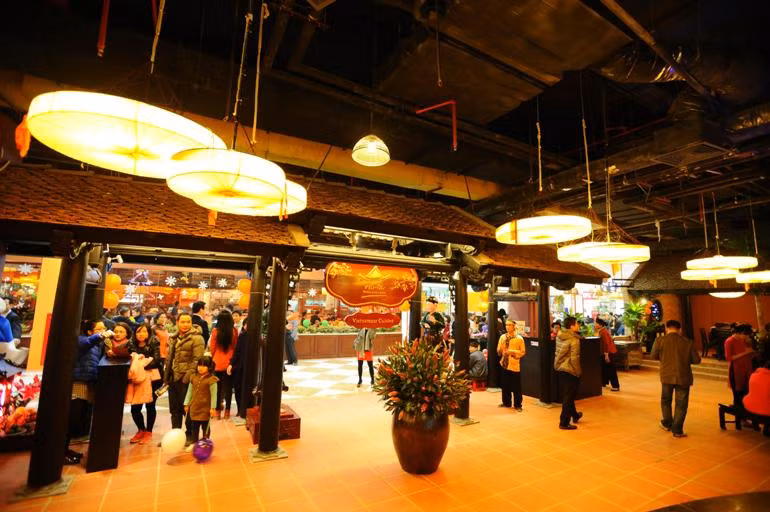 Ngoài đại siêu thị Ocean Mart (rộng hơn 11.500 m2), Vincom Mega Mall Times City còn có khu ẩm thực rộng 15.000 m2.