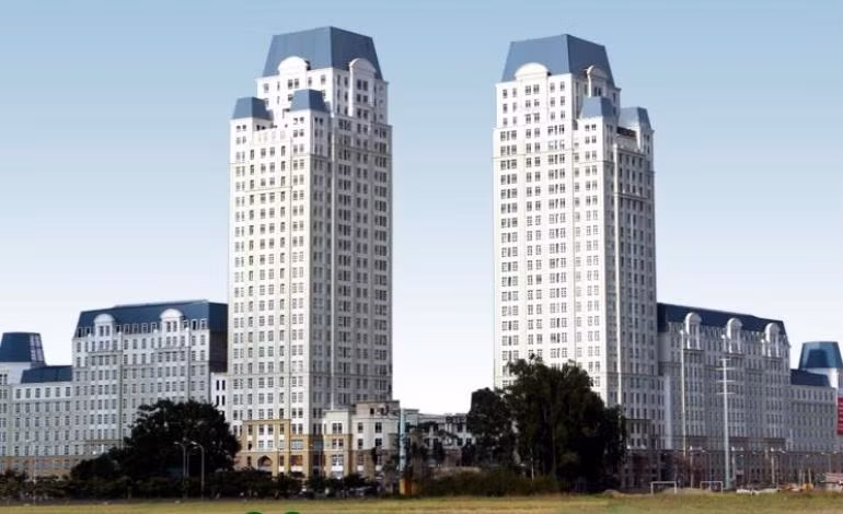 Hoàn thành từ năm 2007, The Manor Hà Nội là một tổ hợp công trình bao gồm căn hộ cao cấp, văn phòng, nhà liền kề và biệt thự. Toàn bộ tổ hợp này được thiết kế theo phong cách châu Âu, kết hợp nét cổ điển và hiện đại của kiến trúc Pháp.