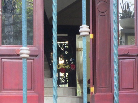 Ngay phía trước cầu thang ở lối vào chính của căn biệt thự được trang trí những chiếc chuông, vòng hoa đẹp mắt để chào đón Giáng sinh.