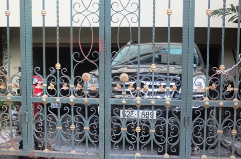 Mercedes màu đen bóng mang biển TP.HCM trong tầng để xe tại biệt thự của bầu Kiên chiều 18/12. Ảnh: N.Đan.