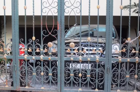 Mercedes màu đen bóng mang biển TP.HCM trong tầng để xe tại biệt thự của bầu Kiên chiều 18/12. Ảnh: N.Đan.