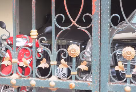 Chiếu siêu xe đình đám Phantom phiên bản rồng phủ đầy bụi của bầu Kiên.