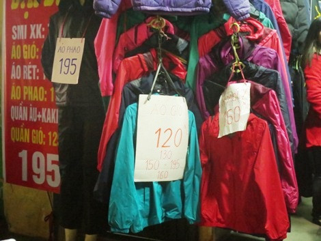 Buôn bán ế ẩm, nhiều chủ cửa hàng chấp nhận bán lỗ, gom tiền về quê ăn Tết. Ảnh: N.Đan.