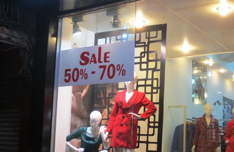 Mức giảm phổ biến là 50%, có nơi lên tới 70-80%. Ảnh: N.Đan.