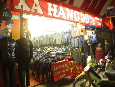 Biển giảm giá, khuyến mãi treo nhan nhản trên các tuyến phố Hà Nội. Ảnh: N.Đan.