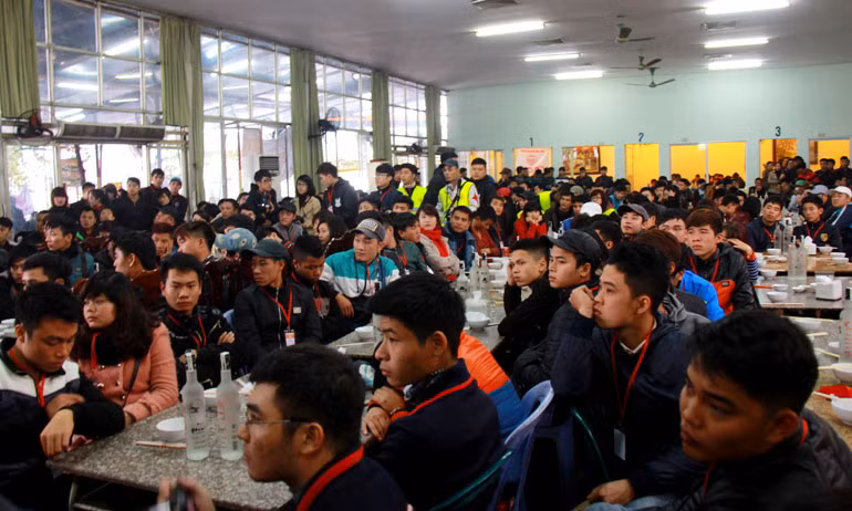 Các thành viên chăm chú theo dõi chương trình.