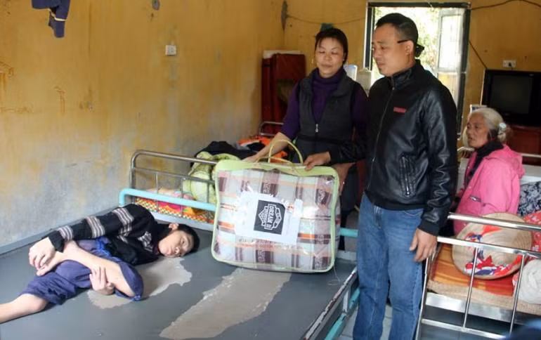 Trong ảnh là đại diện Dream2Club trao quà cho một trung tâm nuôi dưỡng người khuyết tật tại Hà Nội.