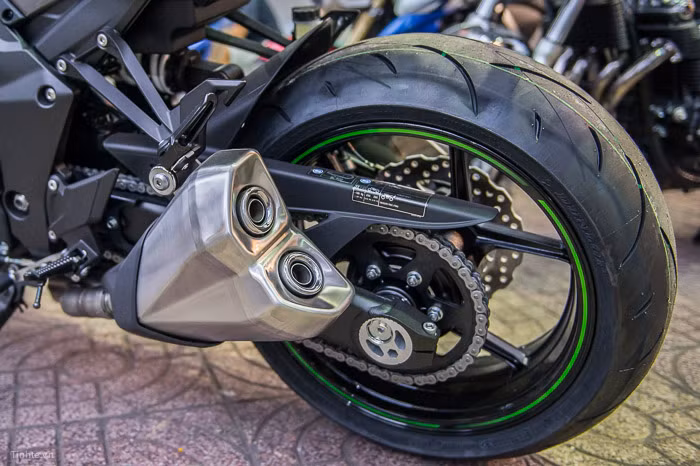 Bộ vành 6 nan mới của Kawasaki Z1000 2014 có trọng lượng nhẹ hơn trước góp phần làm giảm trọng lượng của xe chỉ ở mức 220 kg.