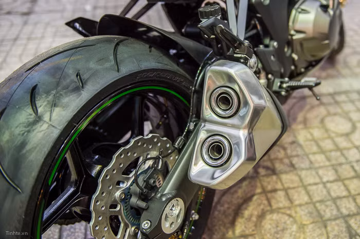 Cụm ống xả 4-1-2 đằng sau cũng được thiết kế mới lại đẹp hơn... tạo cho xe vẻ mạnh mẽ .