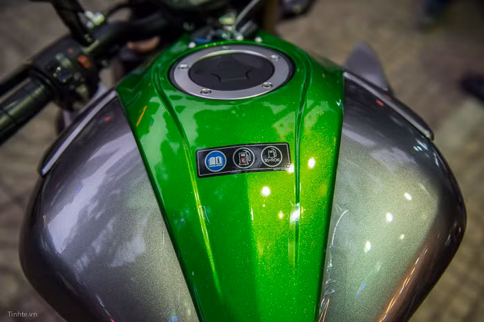 Bình xăng được thiết kế góc cạnh, nhô cao kết hợp 2 màu xanh lá cây và xám.