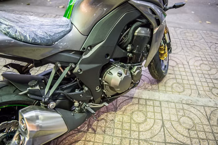 xe sử dụng động cơ 1043cc, 4 xi-lanh, công suất 140 mã lực và mô-men xoắn 111Nm