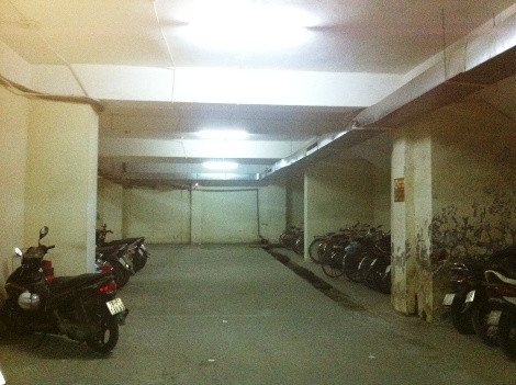 Tầng hầm tòa nhà CT3, một trong những hạng mục gây tranh cãi giữa cư dân và chủ đầu tư.