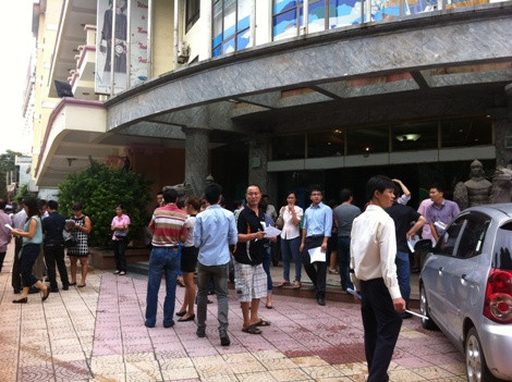 Người dân "bao vây" sàn Mường Thanh để mua chung cư giá rẻ. Ảnh: Minh Tùng.