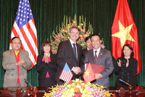 Ông Gael Meheust - Đại diện GE-Snecma và ông Lưu Đức Khánh - Giám đốc điều hành VietJet ký kết hợp đồng với sự chứng kiến lãnh đạo hai bên.