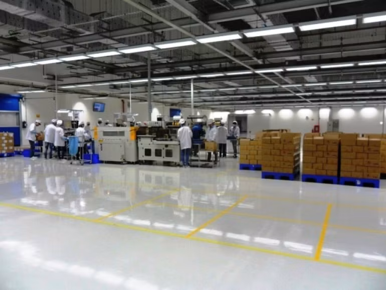 Các sản phẩm đã hoàn tất được tập trung tại khu xuất hàng.