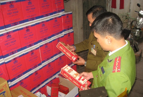 Rượu sản xuất "chui" bị bắt giữ tại Công ty Việt Pháp.