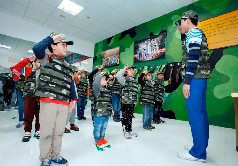 Rộng hơn 9000 m2 với các khu vực bán lẻ và dịch vụ độc đáo, VinKC sẽ là trung tâm mua sắm, tư vấn y tế, giáo dục dành riêng cho trẻ em từ 0 đến 15 tuổi lớn nhất Việt Nam. Trong ảnh là các bé đang thử làm bộ đội Học viện Quân độiVinKE.