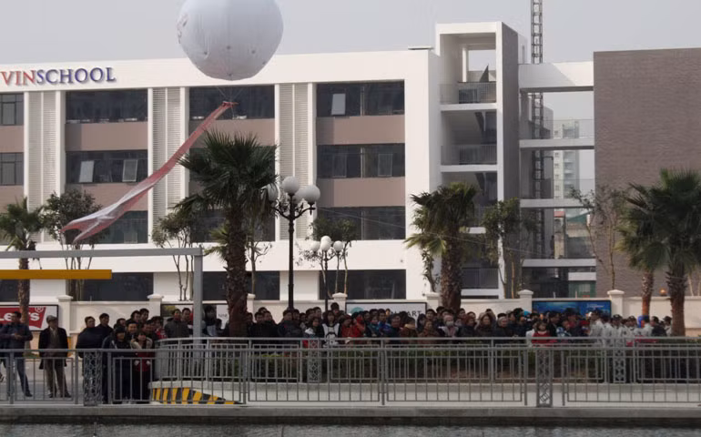 Phía con đường chính dẫn vào Khu đô thị Times City, người dân cũng chen chân đứng xem màn khai mạc.