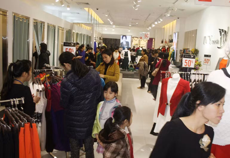 Một gian hàng thời trang hút khách.