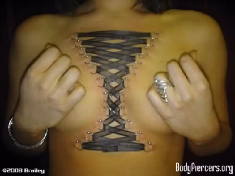 Cô gái này đã tạo thành một hàng dây đan chéo nhau lên ngực của mình