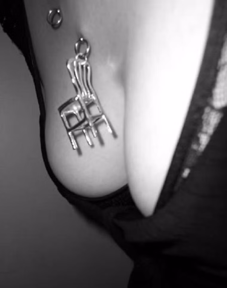 Thay vì đính vài gim lên áo, cô ấy đinh luôn phụ hiện ưa thức lên ngực trái